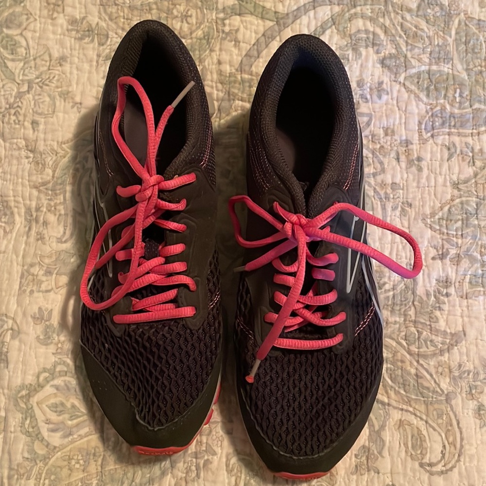 Ladies Dark/light grey and hot pink Reebok sneakers sz 9